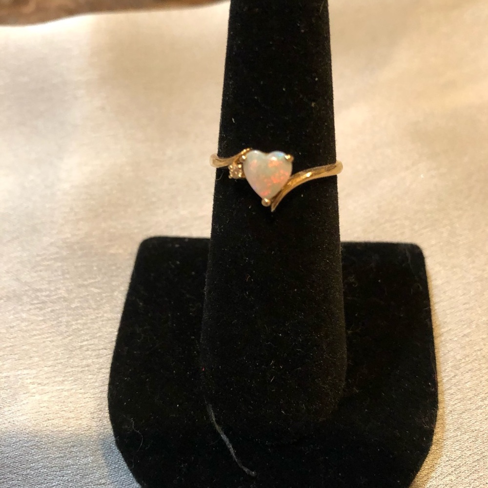 Dainty 14k heart shaped opal ring with natural Diamond. - Picture 2 of 7